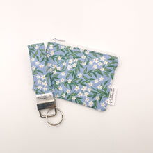 Load image into Gallery viewer, Blue Daisy Keychain Fob